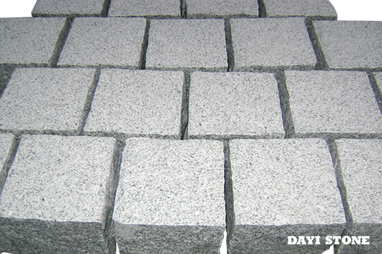 Cubes Light Grey Granite G603 Top bushhammered sides natural split bottom sawn 10x10x10cm - Dayi Stone Cubes Light Grey Granite G603 Top bushhammered sides natural split bottom sawn 10x10x10cm - Dayi Stone